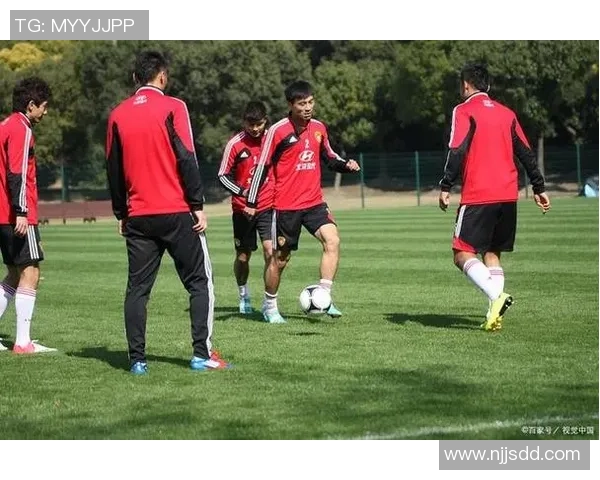 掌握足球技巧轻松停住高球的实用方法与训练技巧分享